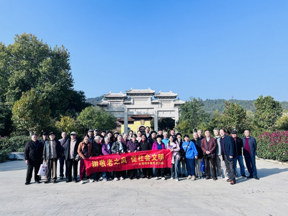 情暖重阳，致敬芳华 —蚌埠四中2025年重阳节退休教师活动温情举办